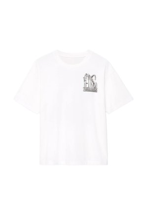 Homme portant un t-shirt blanc à manches courtes avec un petit motif noir sur la poitrine, un jean bleu clair déchiré et des baskets noires, debout face à l'avant.