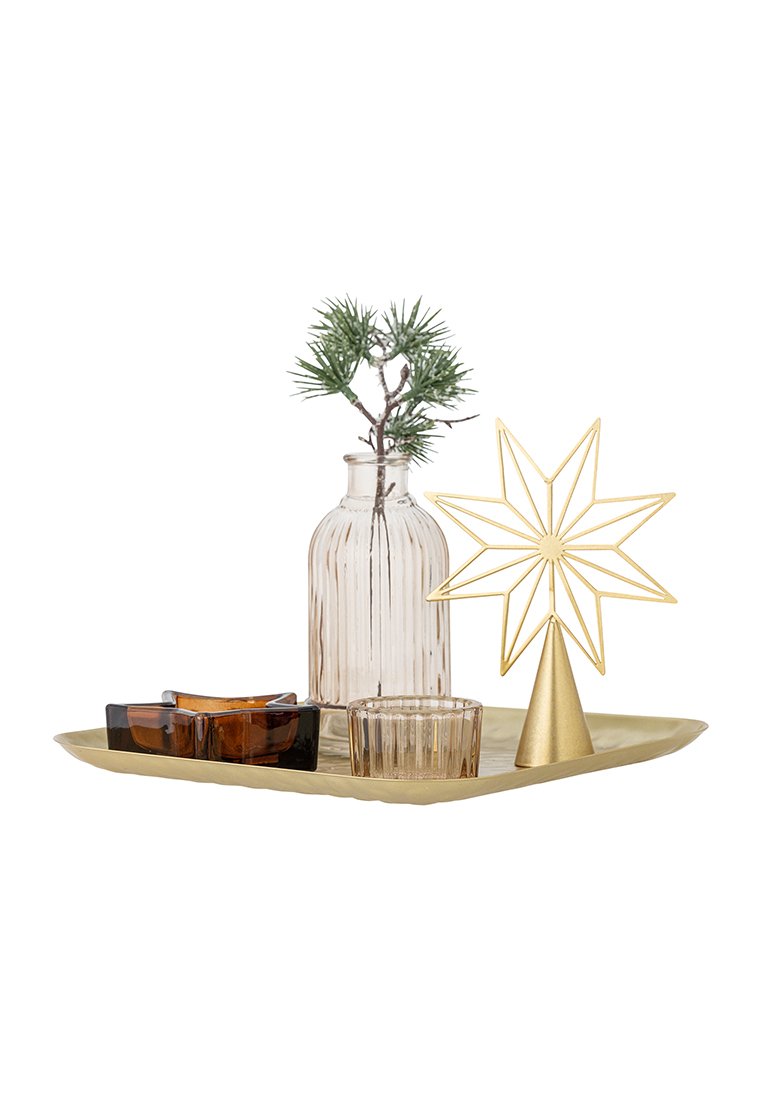 Goldener Tablett mit einer Glasflasche mit einem Kiefernzweig, zwei bernsteinfarbenen Glasschalen, einem klaren Glas-Teelichthalter und einer goldenen Stern-Dekoration.