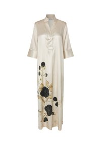 Lang cremet satin kjole med trekvartærmer og sort og beige blomsterprint på den nederste del.