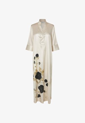 Lungo abito in satin crema con maniche a tre quarti e stampe floreali nere e beige sulla metà inferiore.