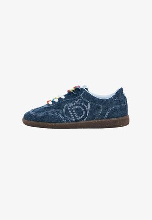 Denimist sneakerid tekstuuriga sinise ülemise osaga, valgete aktsentidega, mitmevärvilise dekoratiivse riistvaraga ja pruunist kummist tallaga.