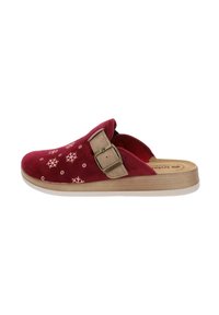 Pantofole rosse senza lacci con motivi a fiocco di neve bianchi, cinturino beige regolabile con fibbia in ottone e suola in legno chiaro.