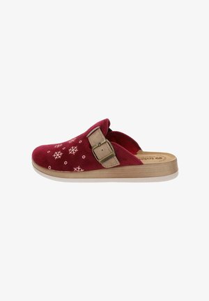 Pantoufle rouge à enfiler avec des motifs de flocons de neige blancs, sangle beige réglable avec une boucle en laiton et semelle texturée en bois clair.