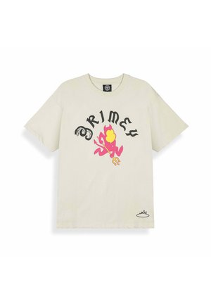 Kremowa koszulka z czarnym napisem "GRIMEY" nad różowym diabłem trzymającym żółty trójząb oraz małą grafiką płomienia przy dolnym szwie.