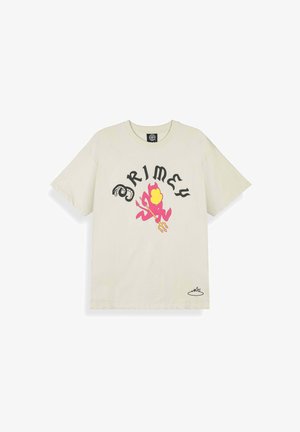 Kremowa koszulka z czarnym napisem "GRIMEY" nad różowym diabłem trzymającym żółty trójząb oraz małą grafiką płomienia przy dolnym szwie.