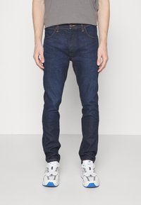 Wrangler - LARSTON - Jeans Tapered Fit - landed Miniatyrbilde 1