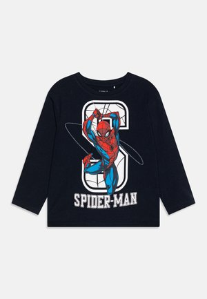 Langermet marineblå T-skjorte laget av bomull, med et fargerikt Spider-Man grafikk mot et nettdesign, og "SPIDER-MAN" tekst under.