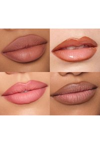 Cuatro labios mostrados: arriba a la izquierda—marrón nude mate; arriba a la derecha—naranja cálido brillante; abajo a la izquierda—rosa suave; abajo a la derecha—marrón profundo mate.