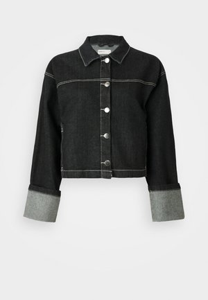 Svart denimjakke med krage, knappelukking foran og grå mansjetter. Har kontrasterende hvite sting og et kort design.
