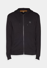 Sweat à capuche noir zippé avec cordon de serrage à la capuche, poches avant, poignets côtelés et petit patch embossé sur la poitrine gauche.