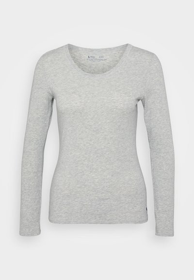 Šedé tričko s dlouhým rukávem vyrobené z měkké látky, s kulatým výstřihem a přiléhavým střihem. Minimalistický design bez vzorů nebo akcentů.