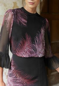 Love & Roses FLUTE SLEEVE FEATHER PRINT MIDI - Denní šaty - purple
