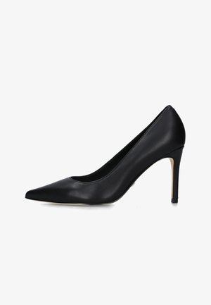Pump nera in pelle con tacco alto, punta affusolata e silhouette elegante. Caratterizzata da una texture liscia e un tacco sottile tipo stiletto.