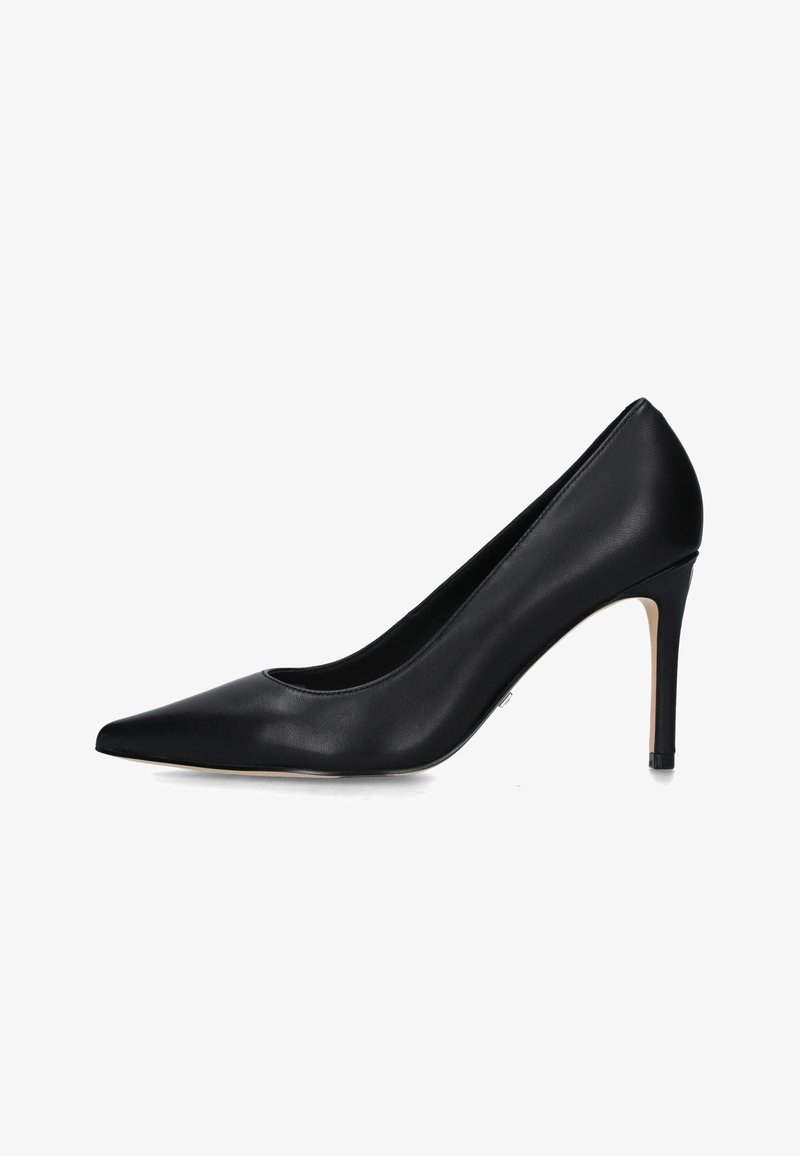 Pump nera in pelle con tacco alto, punta affusolata e silhouette elegante. Caratterizzata da una texture liscia e un tacco sottile tipo stiletto.