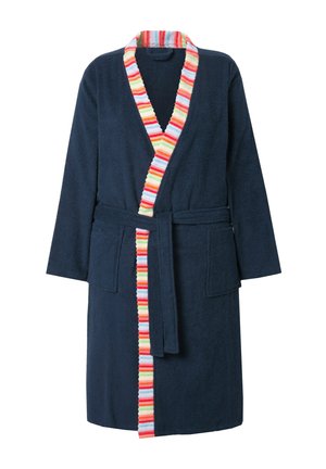 Accappatoio di colore blu navy realizzato in spugna, con un colletto a scialle multicolore a righe e una cintura coordinata, dotato di due tasche frontali.
