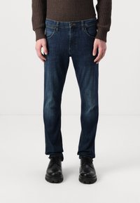 Donkerblauwe denim jeans met een rechte pasvorm, voorzien van vijf zakken, een knoopsluiting en subtiele vervaging op de dijen.