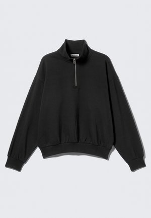 Sort pullover-sweatshirt med høj krave og halv lynlås. Fremstillet af blødt stof med sænkede skuldre og elastiske manchetter.