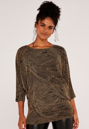Zwarte en gouden top met een scoopneck en golfpatroOntwerp. Gemaakt van een gestructureerd materiaal, heeft driekwart mouwen en een losse pasvorm.