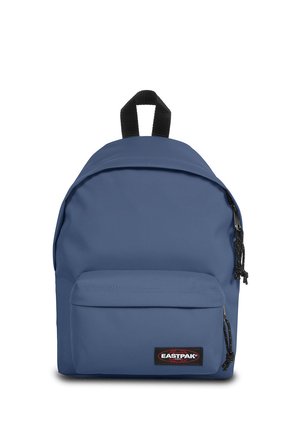 Blauwe nylon rugzak met een voorzak met rits, zwarte accenten en een lus-handgreep. Voorzien van verstelbare schouderbanden en een gladde textuur.