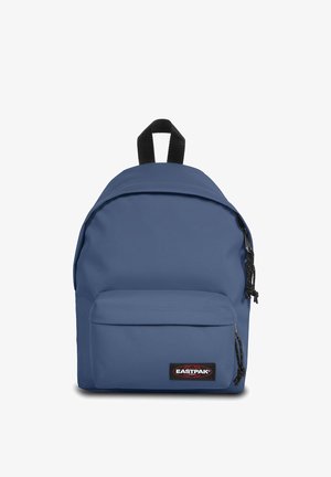 Blå nylon rygsæk med en frontlomme med lynlås, sorte detaljer og et løkkehåndtag. Har justerbare stropper og en glat overflade.