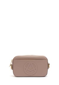 Borsa a traverso rettangolare in materiale sintetico beige, con logo impresso, superficie liscia e dettagli in metallo dorato. Chiusura con zip.