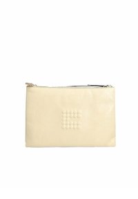 Crèmekleurige clutch gemaakt van getextureerd leer, voorzien van een ritssluiting en een geperst stippenpatroon dat de letter "E" vormt aan de voorkant.