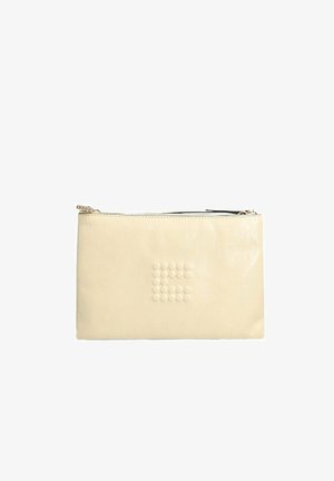 Pochette de couleur crème en cuir texturé, dotée d'une fermeture éclair et d'un motif à points embossés formant la lettre "E" sur le devant.