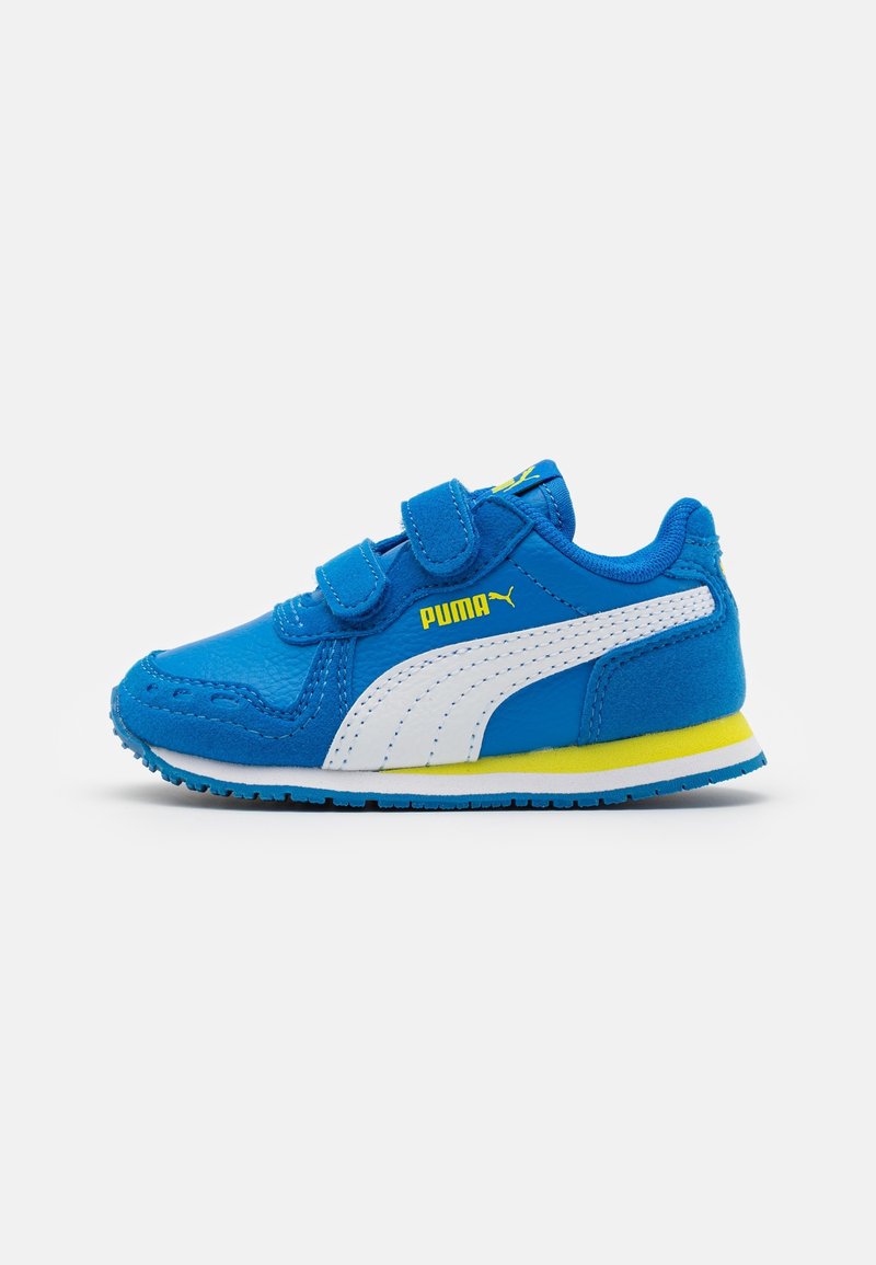 Chaussure pour tout-petits en suède bleu avec des accents blancs, des sangles velcro et une semelle jaune. Elle présente un embout arrondi et une tige texturée.