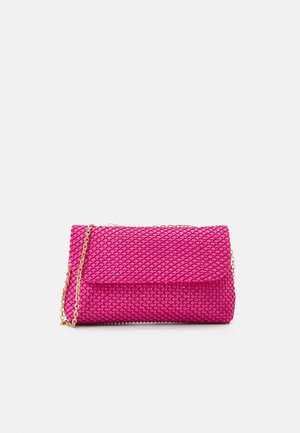 Pochette rose texturée avec une bandoulière chaîne dorée, présentée sur un fond blanc uni, fermée par un rabat.