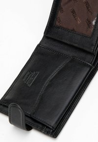Portafoglio bifold in pelle nera aperto per mostrare il slot per carte con finestra trasparente per l'ID e logo del brand impresso sull'interno in pelle liscia.