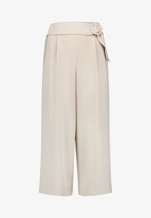 Beige bukser med vide ben, høj talje og matchende stofbælte med rund spænde på højre side.
