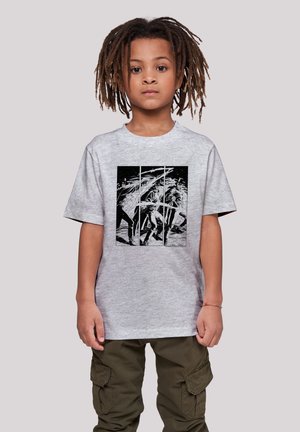 Graues T-Shirt mit kurzen Ärmeln und einem schwarzen grafischen Design, das Figuren in Bewegung zeigt, kombiniert mit olivfarbenen Cargo-Hosen. Lässiger Schnitt und angenehmer Stoff.