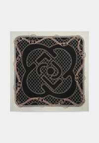 Sciarpa nera con un motivo a catena e logo in bianco e rosa, bordata da un design geometrico contrastante. Texture morbida, forma quadrata.