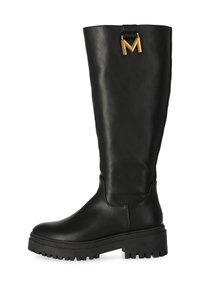 Svarta knälånga stövlar i mjukt läder, med en kraftig sula och en gyllene "M"-logotyp som accent vid toppen.