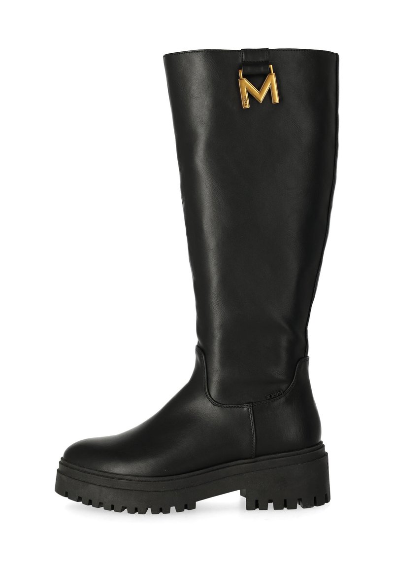 Svarta knälånga stövlar i mjukt läder, med en kraftig sula och en gyllene "M"-logotyp som accent vid toppen.