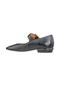 Scarpa nera in pelle con punta affilata, tacco basso e dettagli tagliati nella parte anteriore. Presenta un interno marrone a contrasto e chiusura con cinturino.