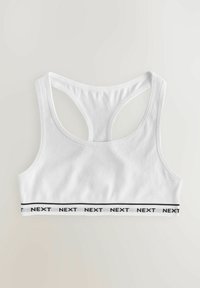 Witte sportbh met een racerbackdesign, gemaakt van een gladde stof. Voorzien van een zwarte logo band aan de onderkant met herhaald merknaam.
