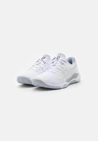 Witte sportieve schoenen met een bovenwerk van mesh, een textuurdesign en een rubberen zool. Voorzien van opvallende veters en een subtiel logo op de tong.