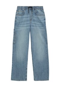 Lichtblauwe denimbroek met een elastische tailleband en trekkoord, voorzien van twee voorkruiszakken en een zij cargo zak. Rechtafstaande snit.