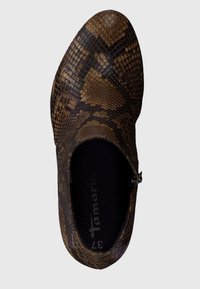 Brązowe botki na kostkę we wzór węża, z okrągłym noskiem, zamkiem błyskawicznym i gładką podszewką wewnętrzną z nazwą marki "Tamaris."