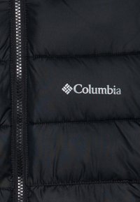 Columbia fekete puffer dzseki steppelt textúrával, cipzáras záródással és fehér logóval. Az anyag könnyűnek és vízállónak tűnik.