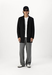 Jack & Jones JJCHUCK COAT - Klasický kabát - black