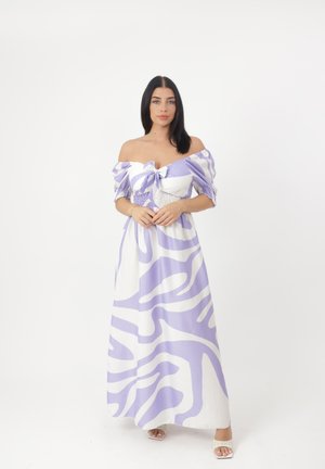Robe maxi décolletée blanche avec un grand motif abstrait lavande, présentant un devant noué et une taille smockée pour plus de détails.
