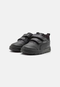 Baskets en cuir noir avec deux bandes Velcro, col rembourré, semelle texturée et logo en détail subtil sur le côté. Design basse.