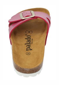Öppen tå sandal med rosa syntetiskt överdel och en silverfärgad spänne. Korkfotbädd och vit gummisula. Varumärket synligt på fotbädden.