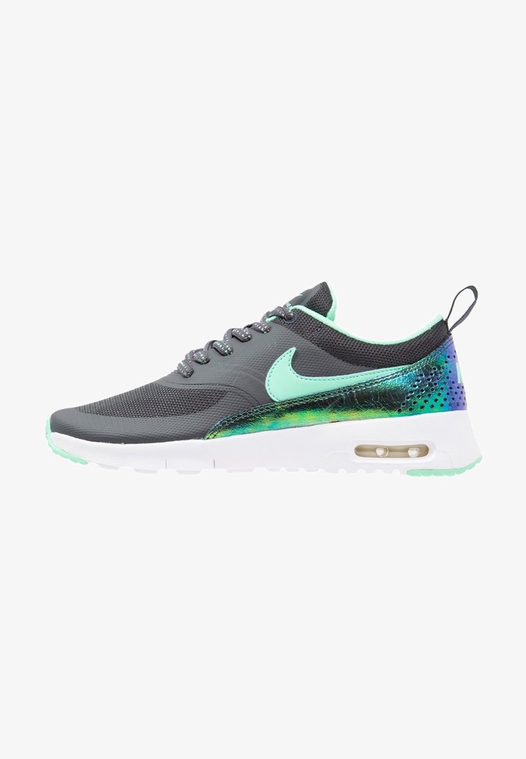 Baskets Nike gris foncé et vert menthe avec un détail latéral irisé, semelle blanche avec coussin d'air visible, et languette au talon.