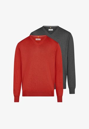 Zwei V-Ausschnitt-Pullover, einer vorne rot und einer hinten dunkelgrau, beide mit langen Ärmeln sowie gerippten Bündchen und Saum.