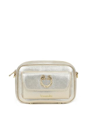 Piccola borsa a tracolla in pelle texturizzata color oro metallizzato con tasca frontale, dettaglio ad anello a forma di cuore dorato e chiusura con zip.