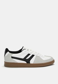 Weißer und grauer Sportschuh mit schwarzen Akzenten, runder Zehenpartie, flacher Sohle und strukturierten Elementen. Schnürdesign mit durchbrochenen Details.