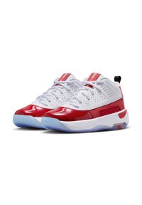 Hoge sportieve schoenen met een witte mesh bovenkant, rode lakleren accenten en een doorschijnende blauwe rubberen zool.